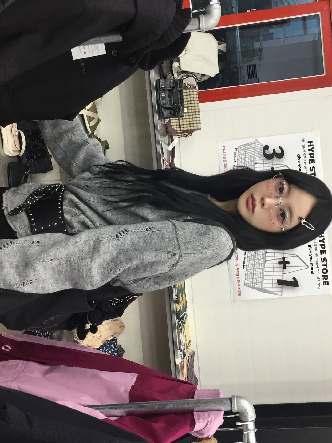 Photo shared by hee🍎 가이 on January 15, 2026 tagging @musinsa.official, and @reclow_store. May be a selfie of coat and text.