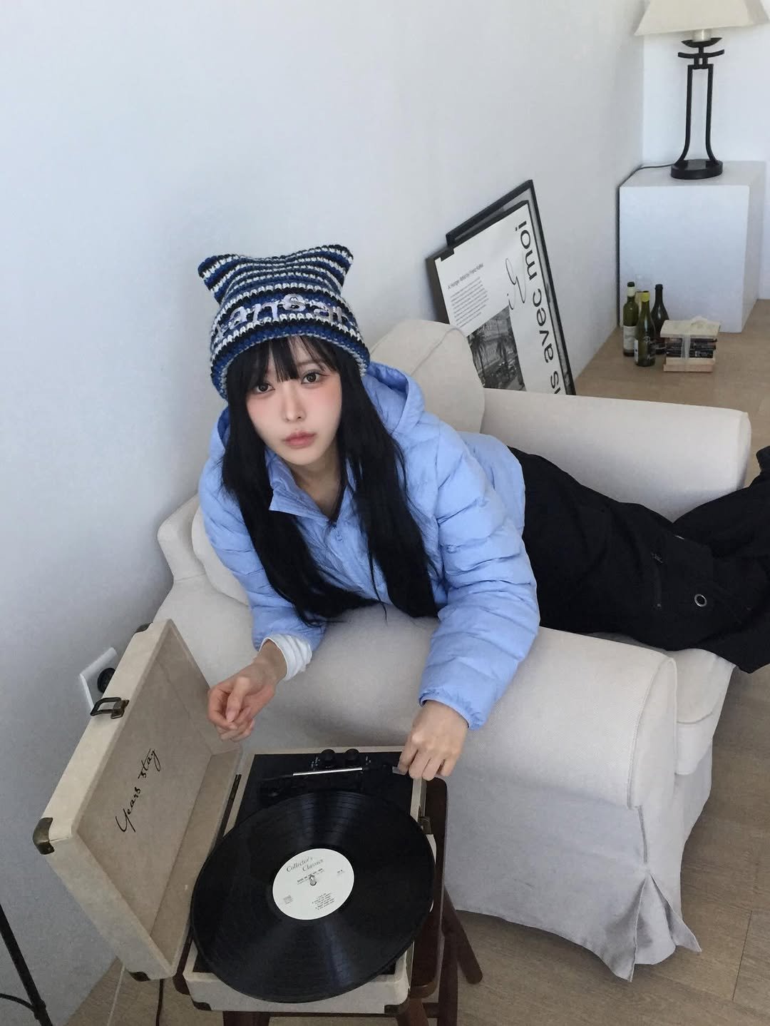 Photo shared by hee🍎 가이 on January 07, 2026 tagging @tansanmagnesium.kr. May be an image of record player, duffle coat, hat, beret, parka, record and text.