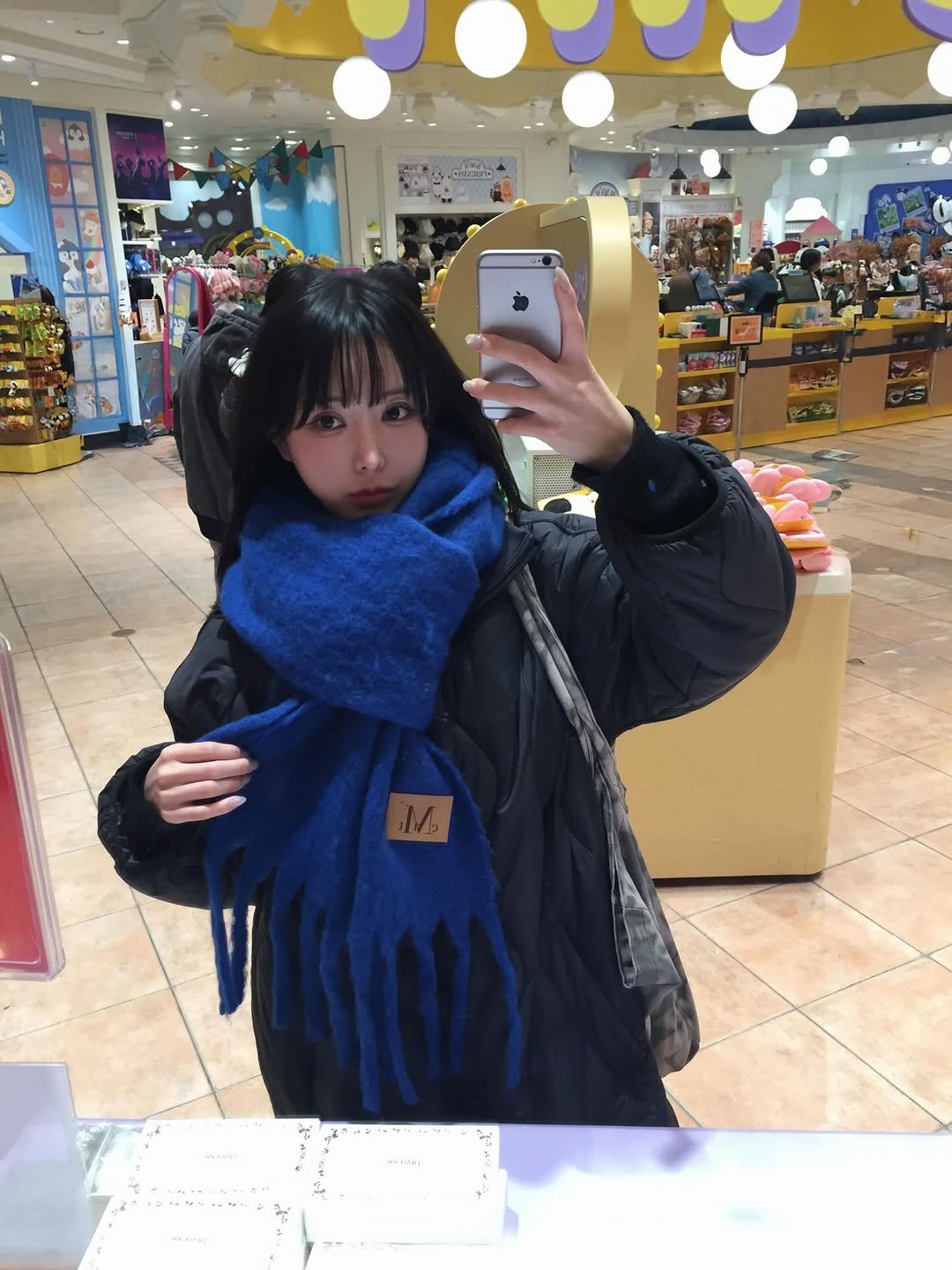 Photo shared by hee🍎 가희 on November 25, 2025 tagging @mu_cent. May be a selfie of scarf, duffle coat, parka, mirror and text.