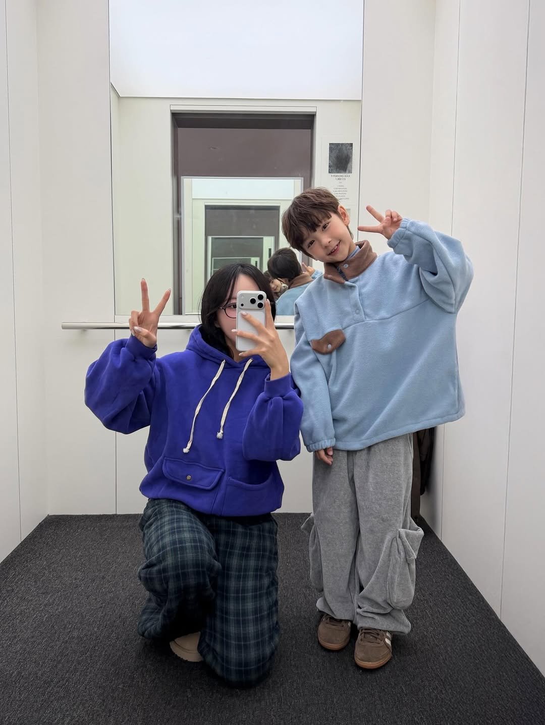 Photo by hee🍎 가희 on November 28, 2025. May be a selfie of sweatpants, sweatshirt, parka, bath robe and text.