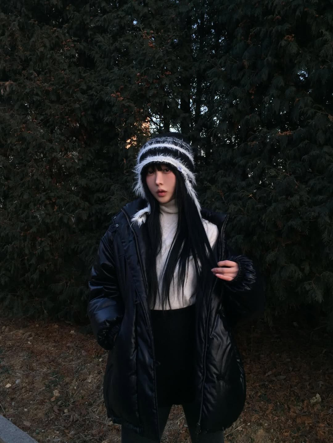 Photo by hee🍎 가희 on January 02, 2026. May be an image of duffle coat, goosedown coat, fur coat, face mask, cloak, parka, snowsuit, jacket and text.