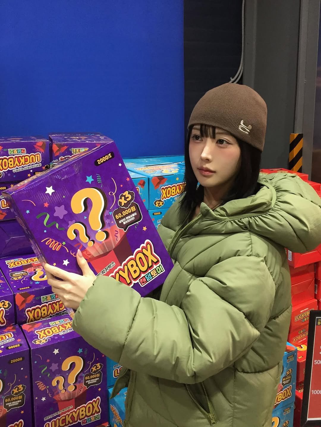 Photo by hee🍎 가희 on December 09, 2025. May be an image of goosedown coat, duffle coat, parka, beret and text.