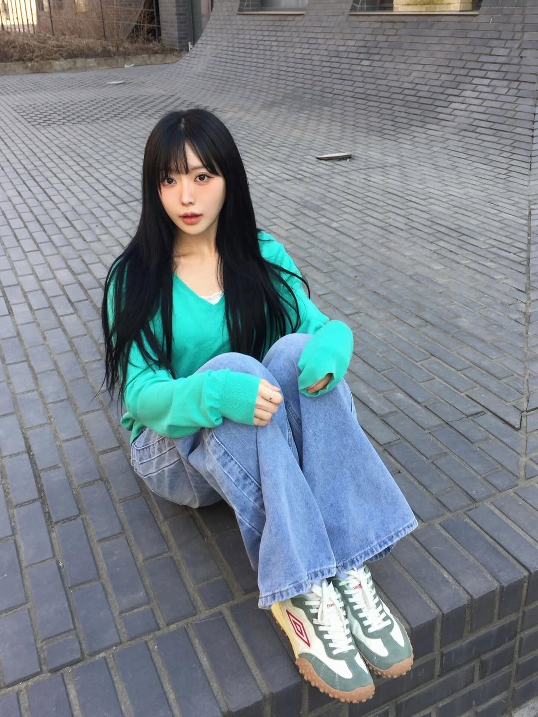 Photo shared by hee🍎 가이 on February 08, 2026 tagging @dkonlinestore_official, and @umbrokorea. May be an image of one or more people, bangs, parka and text.