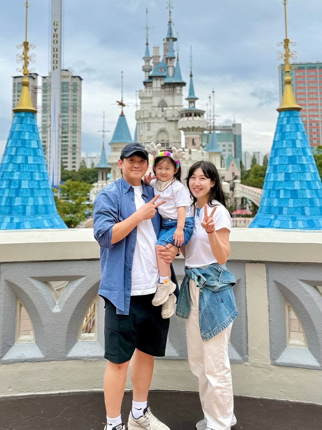 Photo by 호야맘 l 엄마표영어•워킹맘 on October 04, 2025. May be an image of 3 people, castle and text that says '2 Y'.