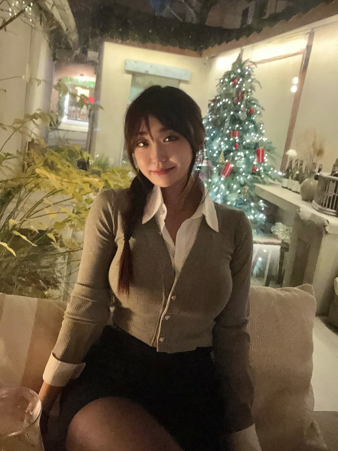 Photo by 써머 | 웰니스 코치 on December 01, 2025. May be a selfie of one or more people, hair, christmas tree, miniskirt, night and text.