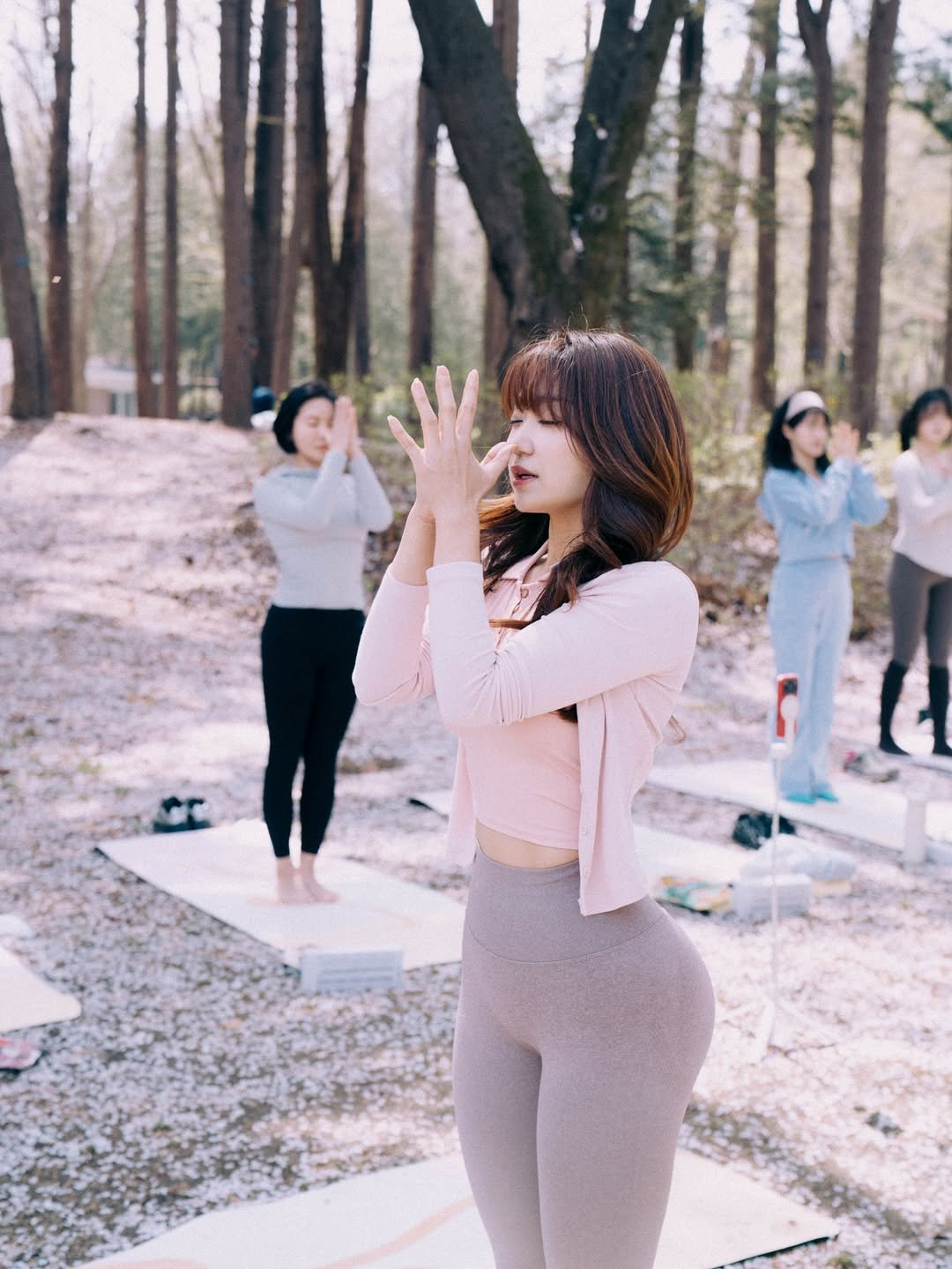 Photo by 써머 | 웰니스 코치 on April 12, 2026. May be an image of yoga, standing, activewear, mat, turtleneck and text.