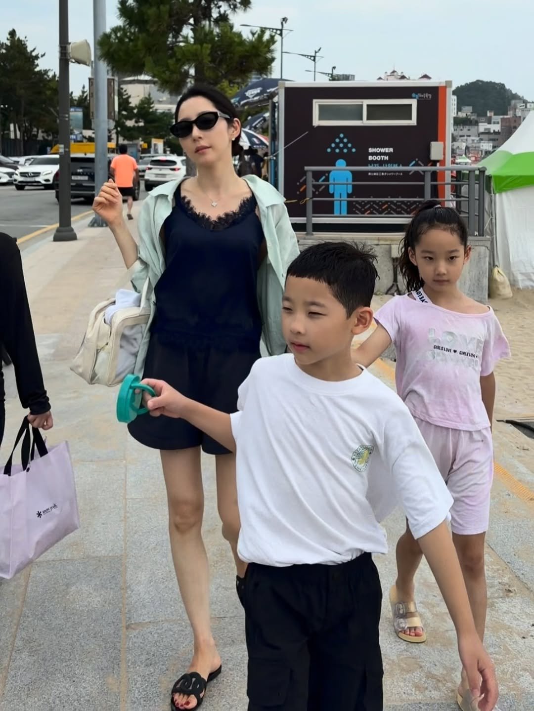 Jieunxmama 게시물 이미지: 또 이 행복했던 기억들로 힘내서 일상 보내야죠 🩵
놓고 온 모자 아른거려요 🖤🥹