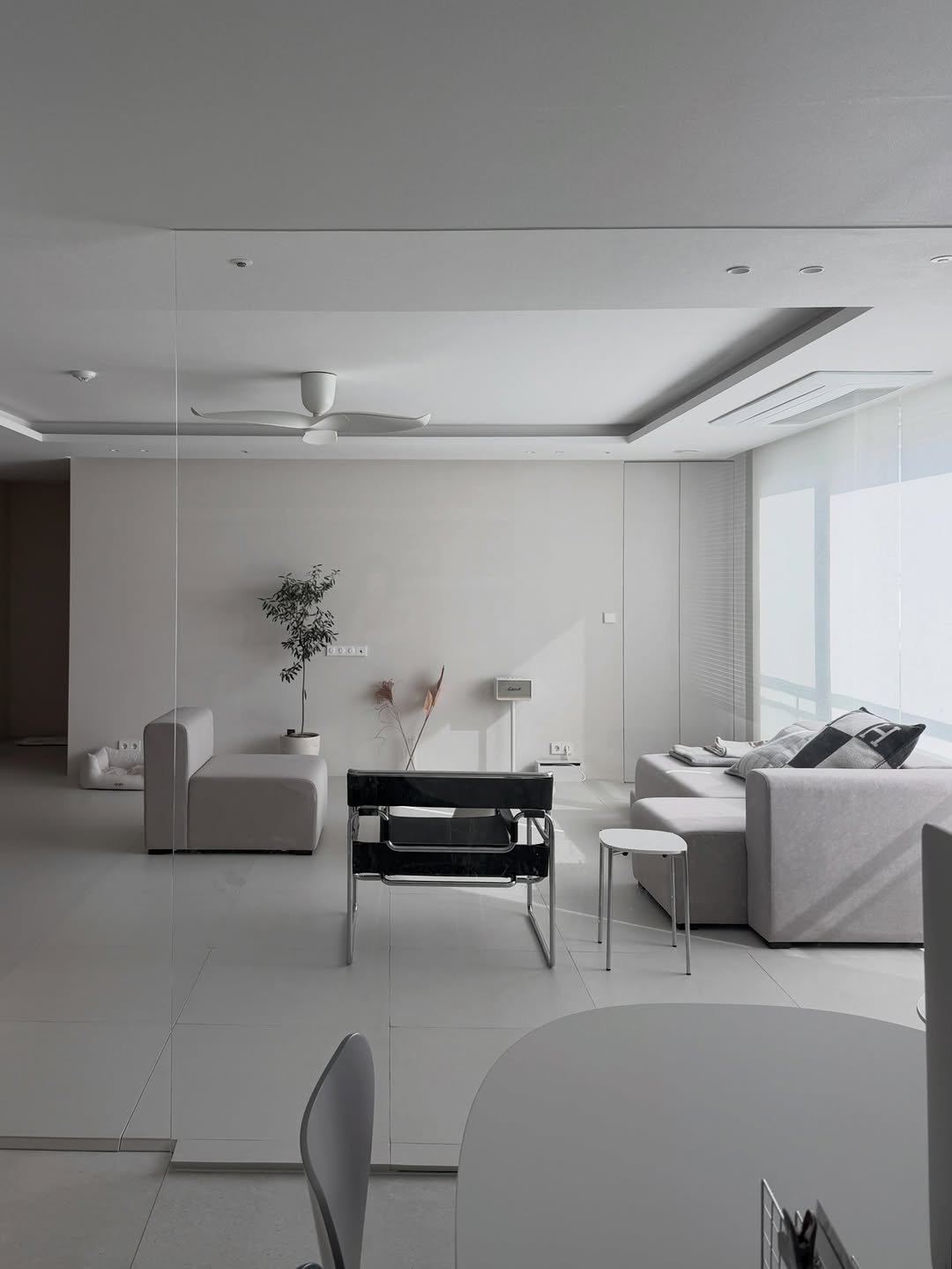 Photo by Jin on April 19, 2026. May be an image of lighting, sofa, chaise lounge, sliding door, living room, indoors and text.