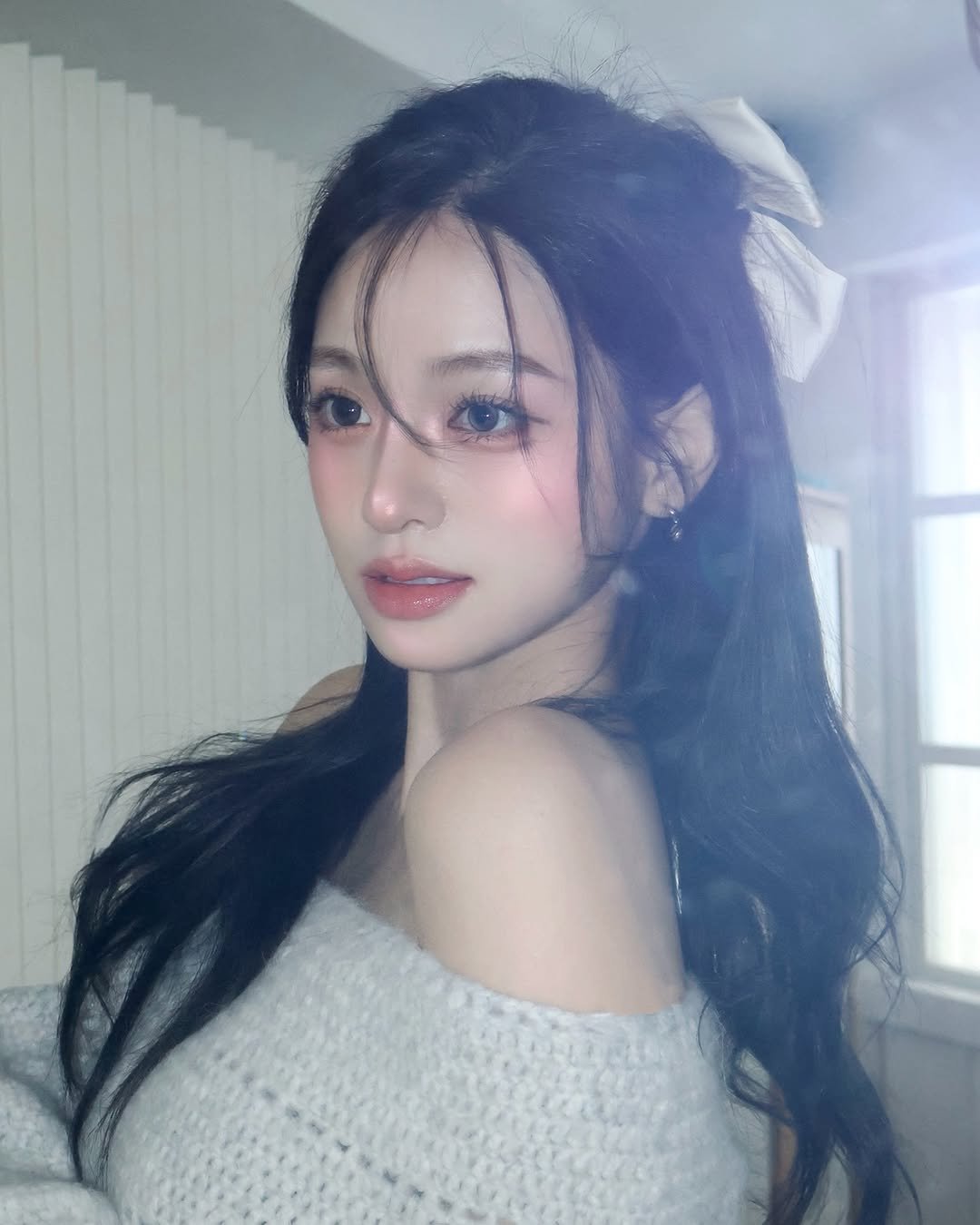 Photo shared by 주원 on December 31, 2025 tagging @espoir_makeup. May be an image of one or more people, hair, makeup and text.