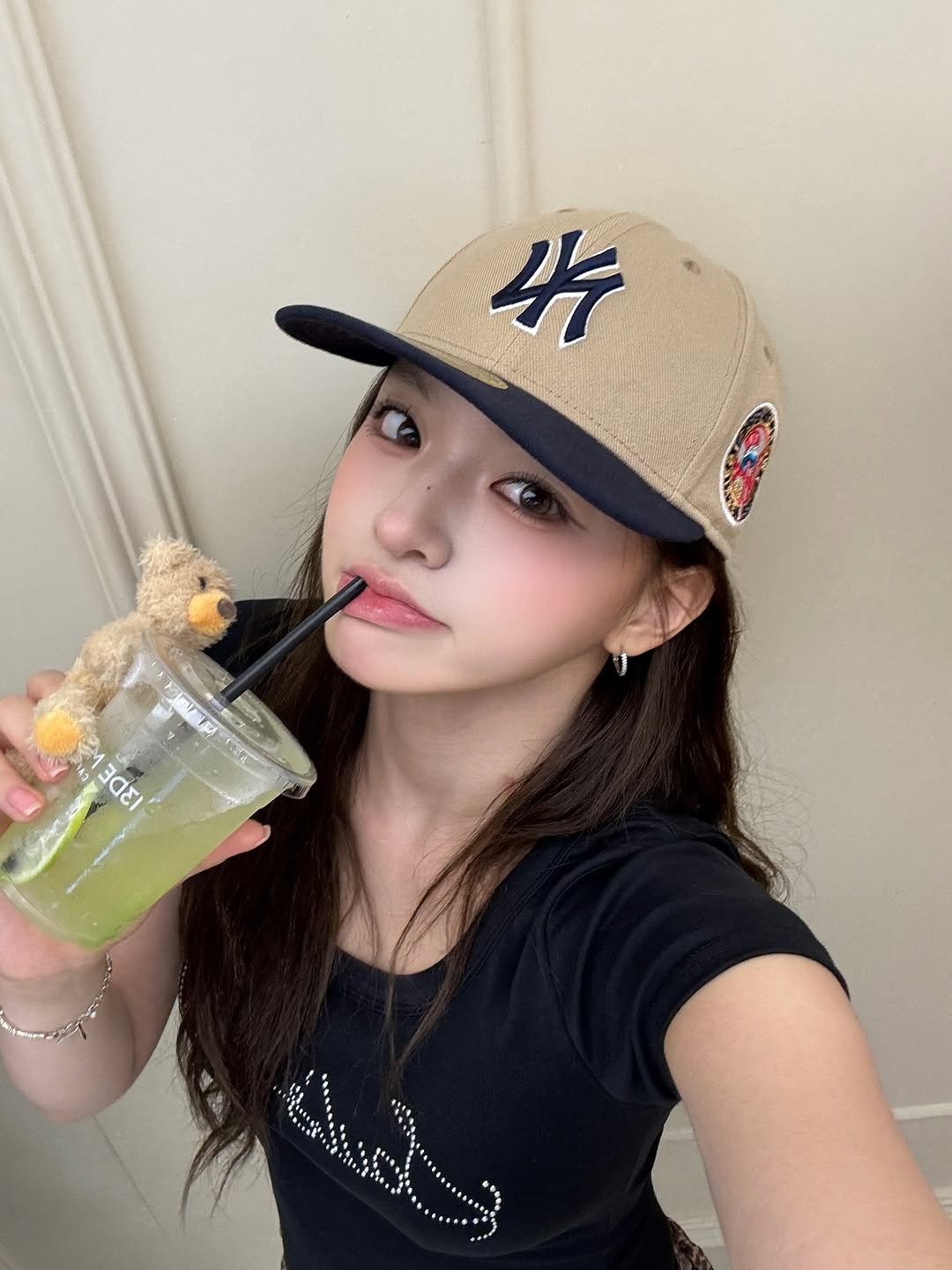 Photo shared by 주원 on September 30, 2025 tagging @newerakorea. May be an image of 1 person, hat, lemonade, juice and text that says '4 税 ላ 3 ΞαεΙ'.