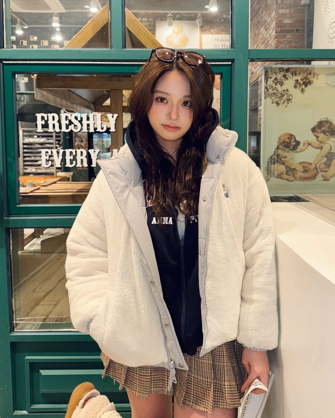 Photo shared by 주원 on November 17, 2025 tagging @whoaukorea. May be an image of duffle coat, overcoat, goosedown coat, fur coat, shorts, parka, flight jacket and text that says 'lakin ByHlc 黑 FRESHLY EVERY ANIKA AN A'.