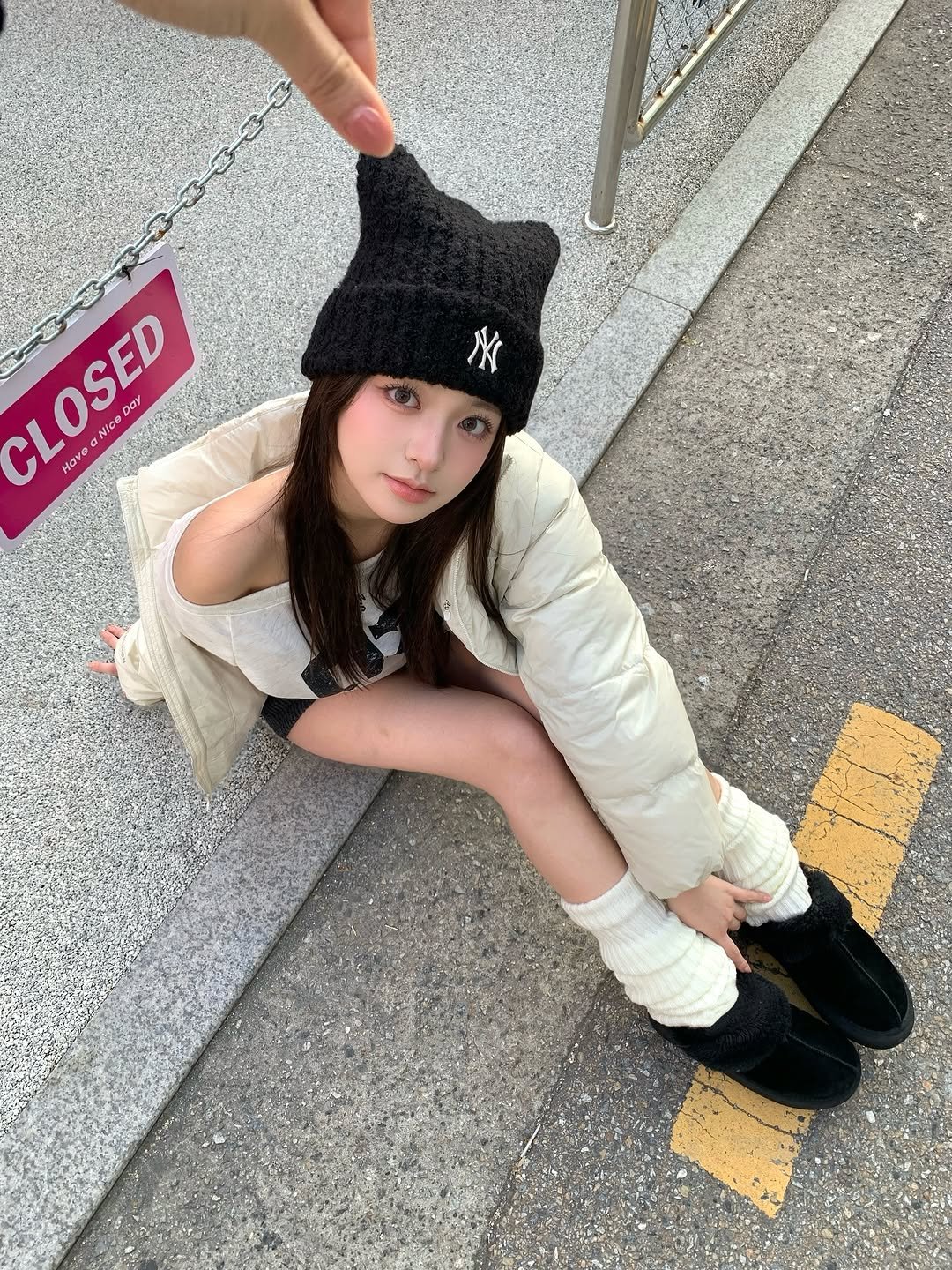 Photo shared by 주원 on November 13, 2025 tagging @mlbkorea, and @mlbcrew_kr. May be an image of duffle coat, hat, boots, beret, face mask, parka and text that says 'N CLOSED CL ONI NIC CLOSED ce D Day Hove MO 1ονε'.