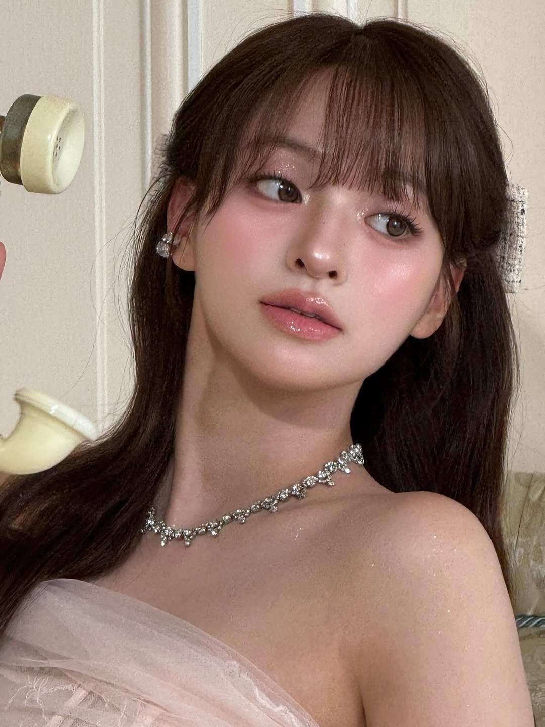 Photo by 주원 on October 14, 2025. May be an image of one or more people, hair, makeup and phone.