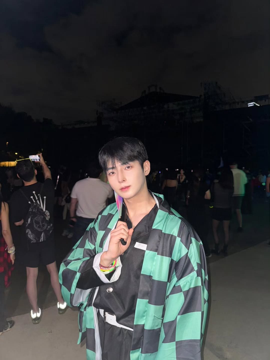 Photo by 장건우 on September 28, 2025. May be an image of 5 people, hair, top, concert and text.