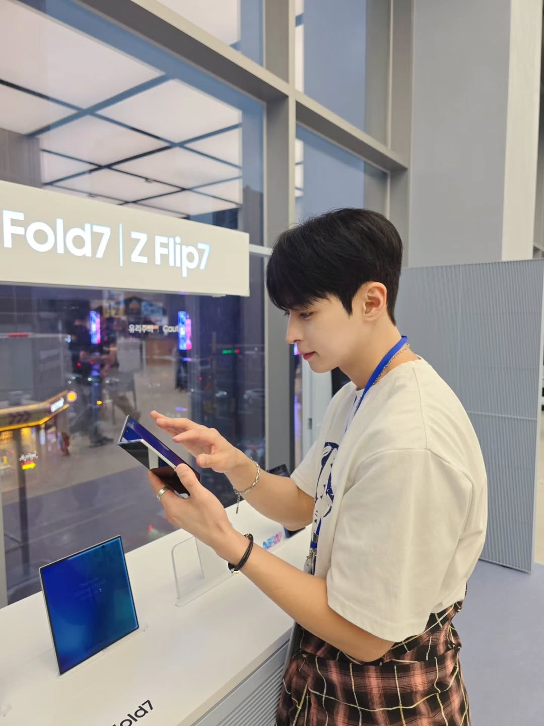 Photo by 장건우 on July 21, 2025. May be an image of 1 person and text that says 'Fold7| Fold7|ZFlip7 ZFlip7 Z Flip7 유리주락- Cou Pld ld7'.