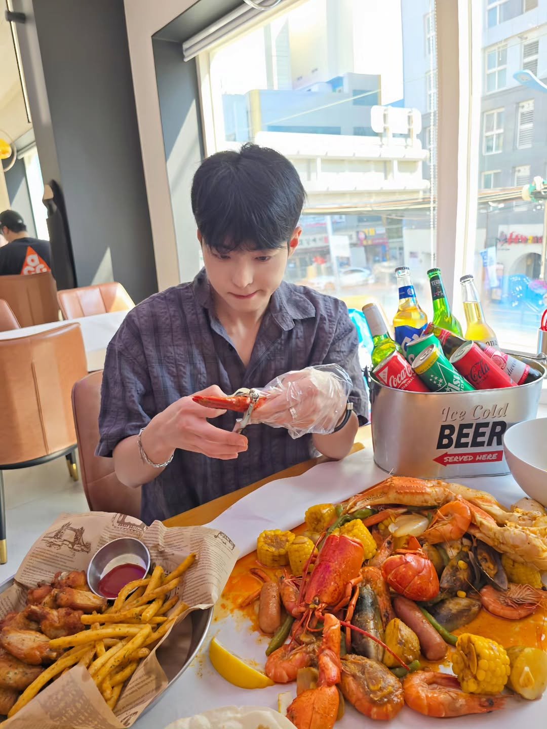 Photo shared by 장건우 on August 16, 2025 tagging @moovely___, @daylight_wsm, @cupit_0720, and @crabhutkorea. May be an image of 2 people, crustacean, paella, shellfish, lobster and text.