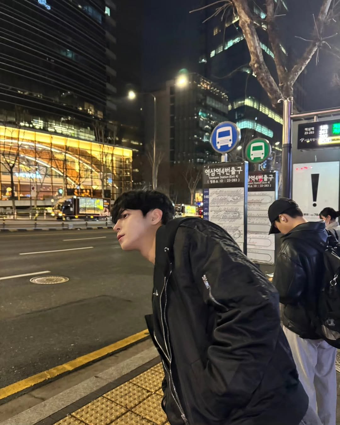 Keon_uuj 게시물 이미지: 왜 그 저번에 버스정류장 걔 😒