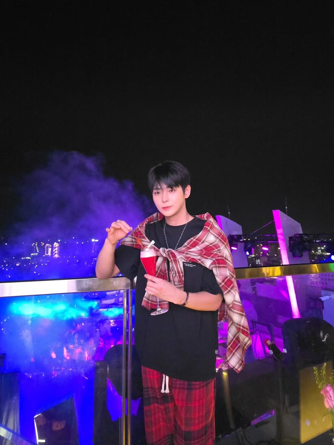 Photo by 장건우 on April 21, 2026. May be an image of flannel, night, concert and text that says 'RI "U'.