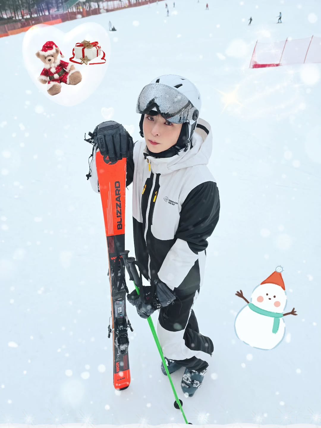 Photo by 장건우 on December 24, 2025. May be an image of snowboarding, hockey stick, ski, helmet, snowsuit, ski slope, snow and text that says '六る NAN BLIZZARD'.