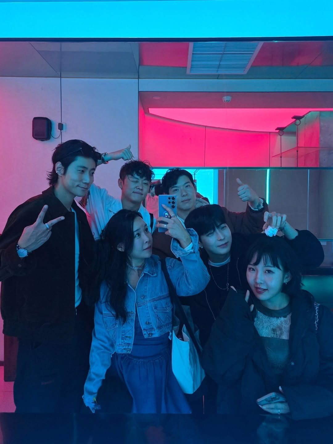 Photo shared by 장건우 on November 08, 2025 tagging @mong.kei, @har4123, @l__wonwoo, @912.nineonetwo, and @dailyiso_o. May be a selfie of one or more people, bangs, mirror and text.