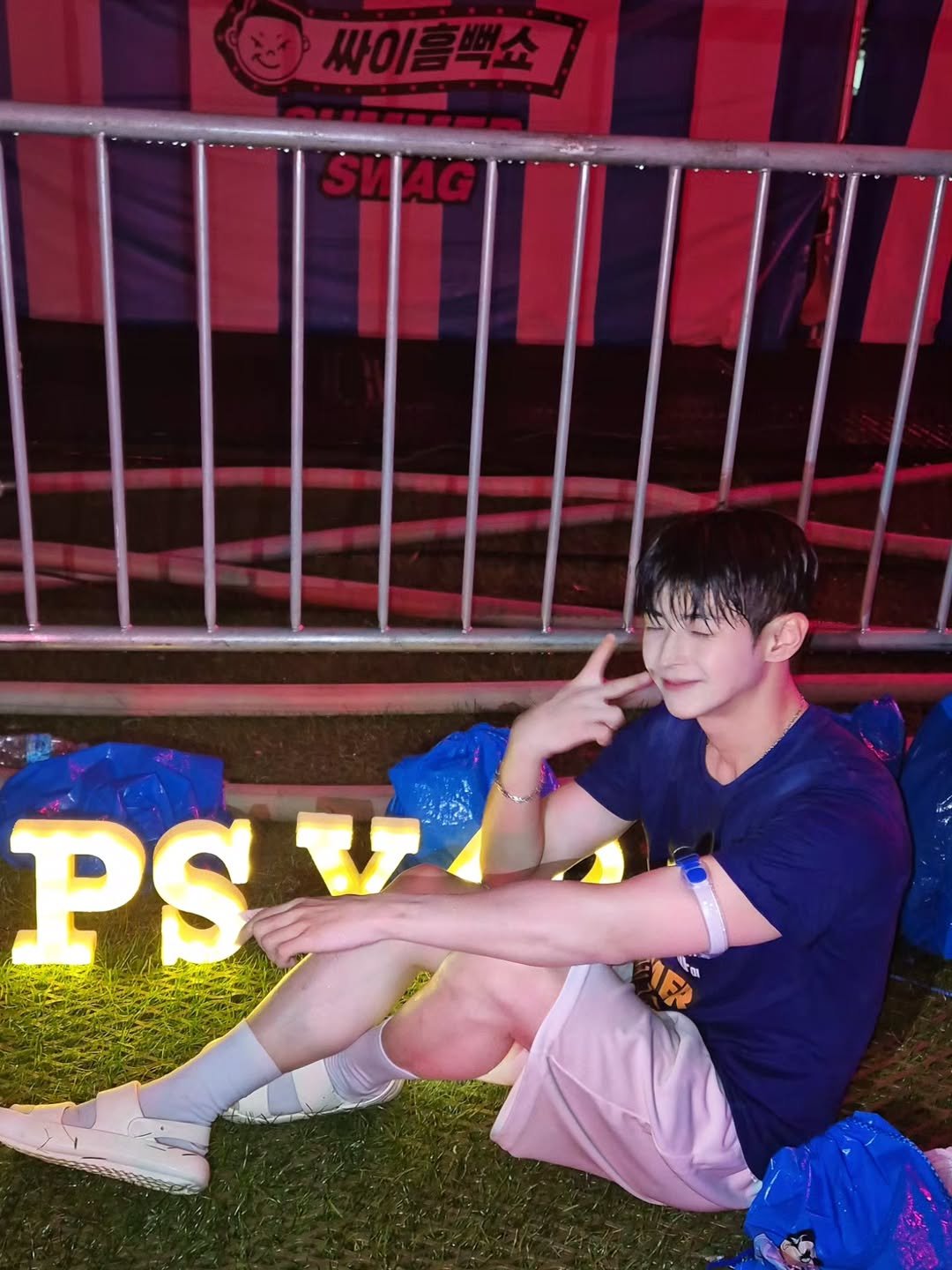 Photo by 장건우 on August 16, 2025. May be an image of ‎1 person, shorts and ‎text that says '‎생싸이홀백쇼 싸이홀 홀백쇼 PSV ש PS‎'‎‎.