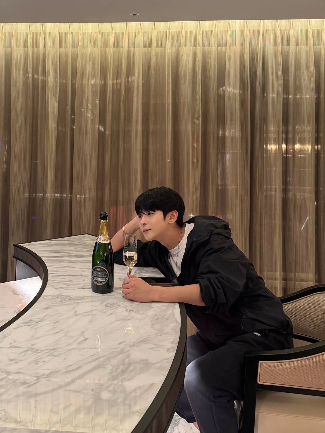 Photo by 장건우 on December 22, 2025. May be an image of champagne and text.