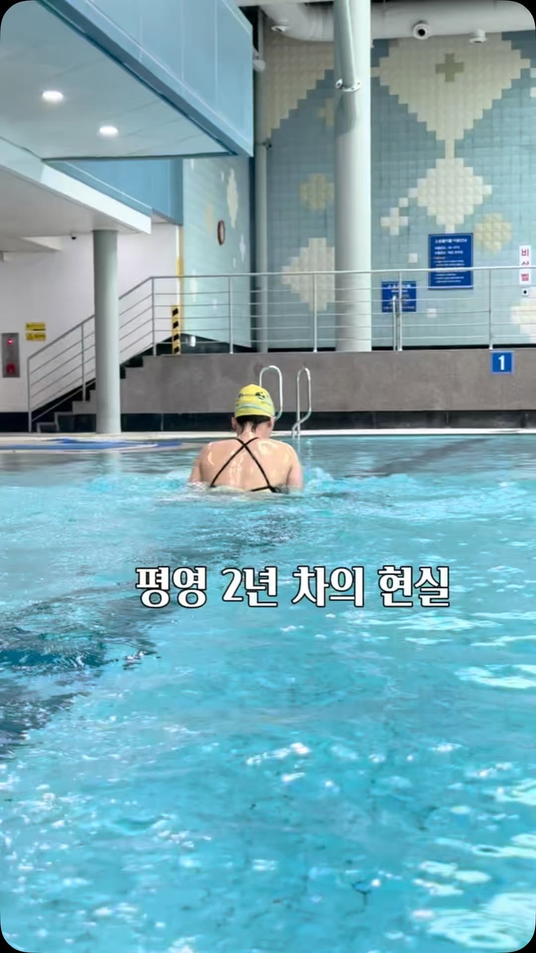Kongi_swim 게시물 이미지: 영상 찍어보니,
물잡기 할 때 팔꿈치가 뒤로 빠지더라고요?
아직 물 누르면서 뒤로...