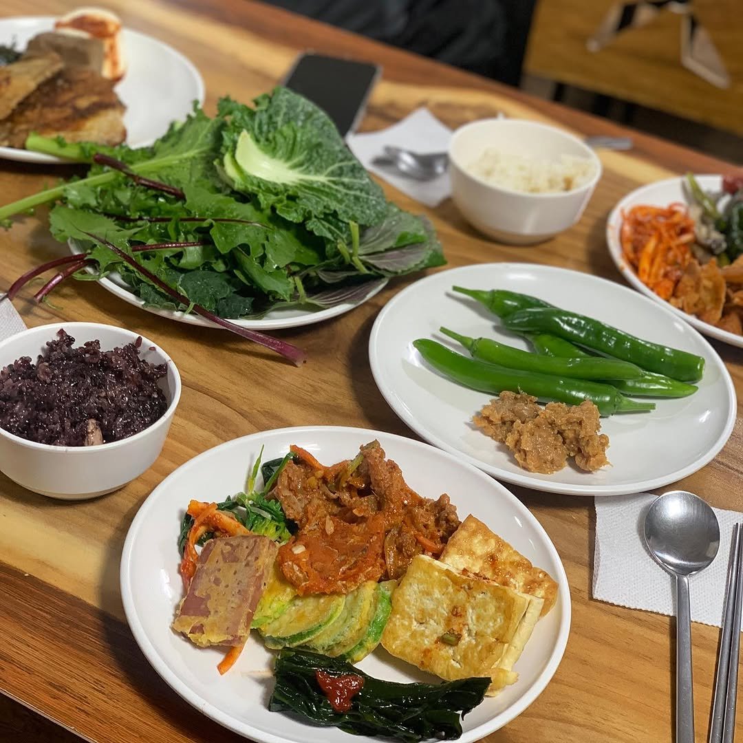 Limbbo 게시물 이미지: 동묘 진짜 맛집! 8천원에 각종 채소와 국, 찌개가 3종류, 제육이랑 생선구이,...