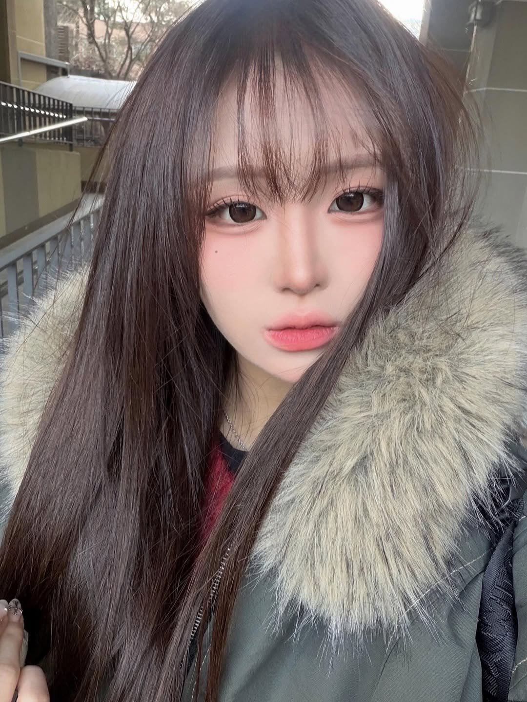 Photo by 하늬 on January 07, 2026. May be an image of one or more people, hair, duffle coat, parka and text.