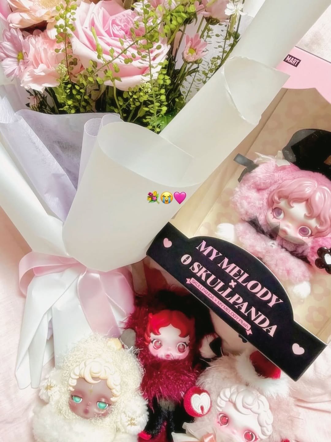 Photo by 하늬 on January 26, 2026. May be an image of sheep, doll, hamper, prairie gentian, baby's-breath, rose, carnation and text.
