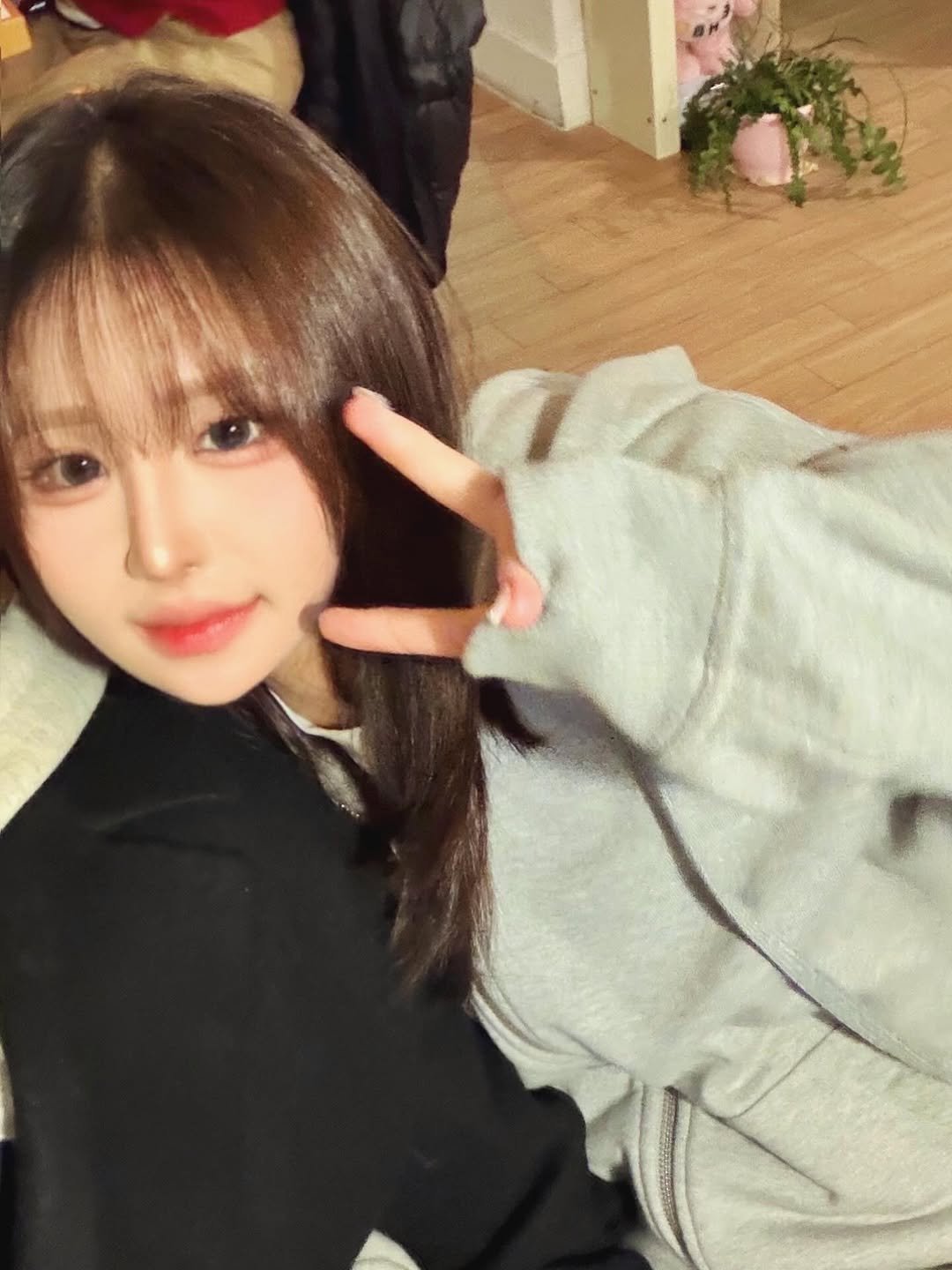 Photo by 하늬 on December 23, 2025. May be an image of one or more people, bangs, duffle coat, parka, top and text.