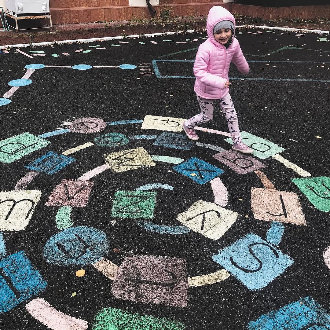 Momglish 게시물 이미지: Learning ABC outside 🏁 #idea #english...
