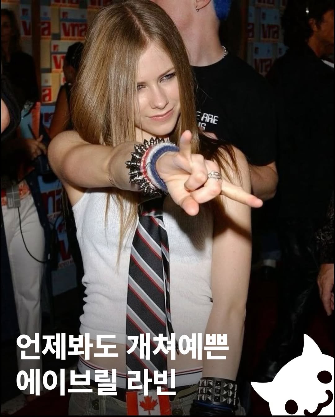 Photo by 푸더바💥 on February 18, 2026. May be an image of text that says '1ና ARE ARE AR N 언제봐도 개쳐예쁜 에이브릴 라빈'.