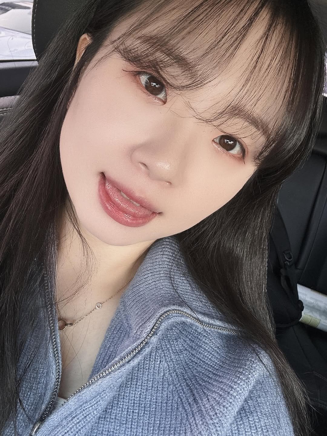 Photo by 김승아🍑 on November 30, 2025. May be a selfie of one or more people, hair, lipstick and text.