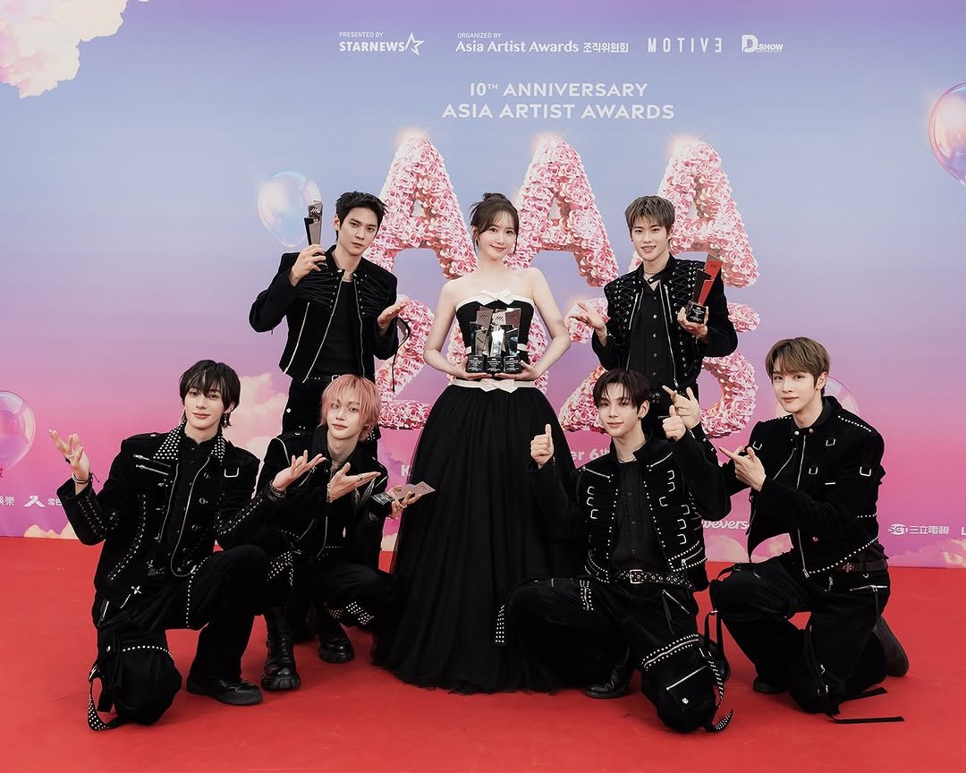 Photo by SM Entertainment Group on December 06, 2025. May be an image of one or more people, bangs, poster and text that says 'PSESONTED RESENTEDEP STARNEWS/3 oe6aHлHиe Asia iaArtistAwards Artist Awards 조직위원회 MITIVE DSHOW 10꺼 ANNIVERSARY ASIA ARTIST AWARDS wevers G三立電袜'.