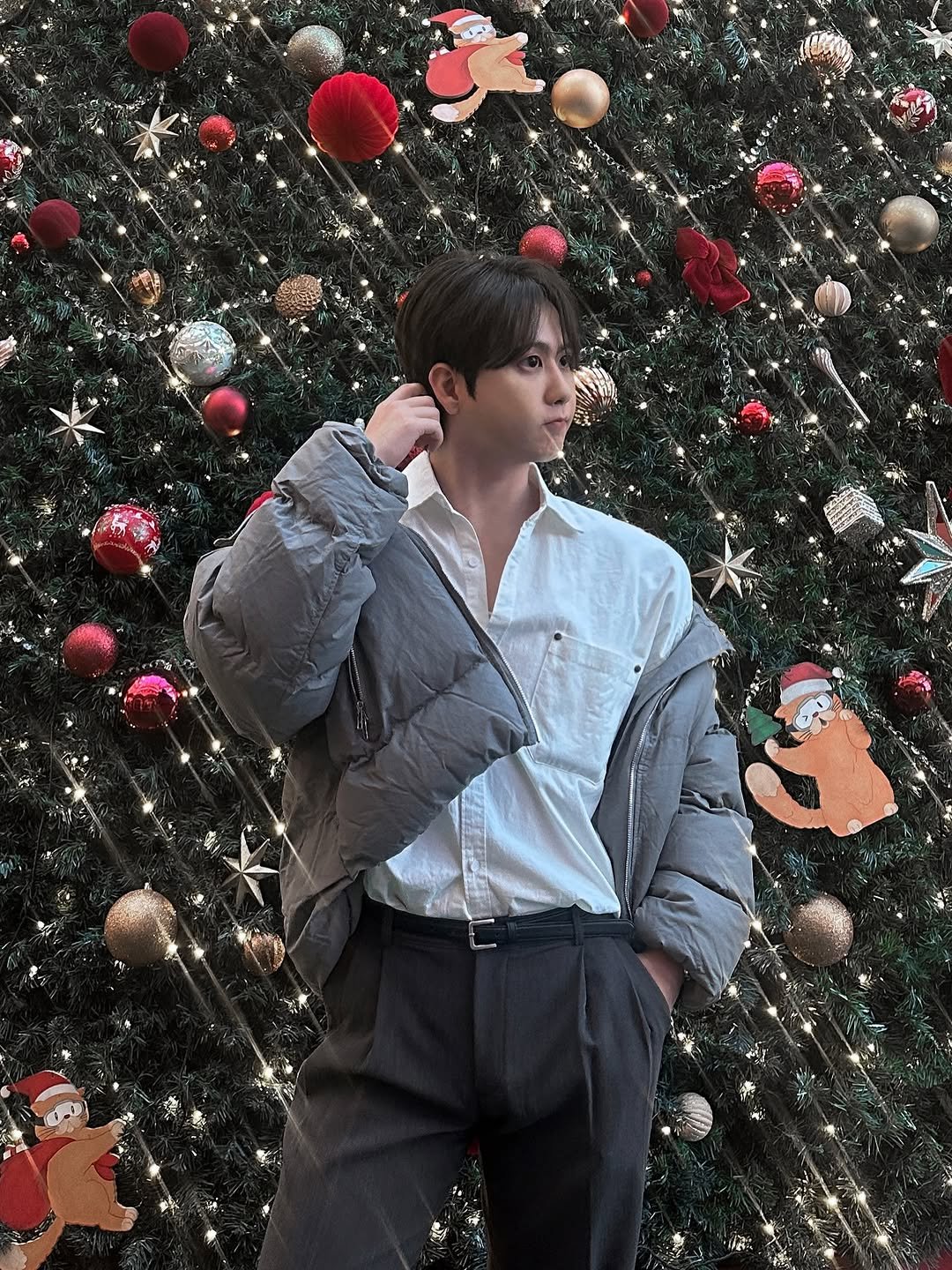 Photo shared by 이승훈 SƐAN | 로사뷔노 on December 05, 2025 tagging @rosavinofficial. May be an image of christmas tree, tinsel and text.