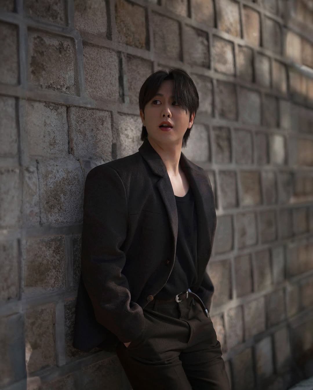 Photo shared by 이승훈 SƐAN | 로사뷔노 on November 16, 2025 tagging @rosavinofficial. May be an image of bolo tie, blazer and text.