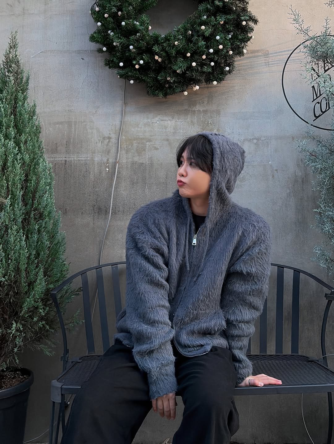 Photo shared by 이승훈 SƐAN | 로사뷔노 on January 12, 2026 tagging @rosavinofficial. May be an image of duffle coat, goosedown coat, fur, fleece, parka, sweater, sweatpants and text.