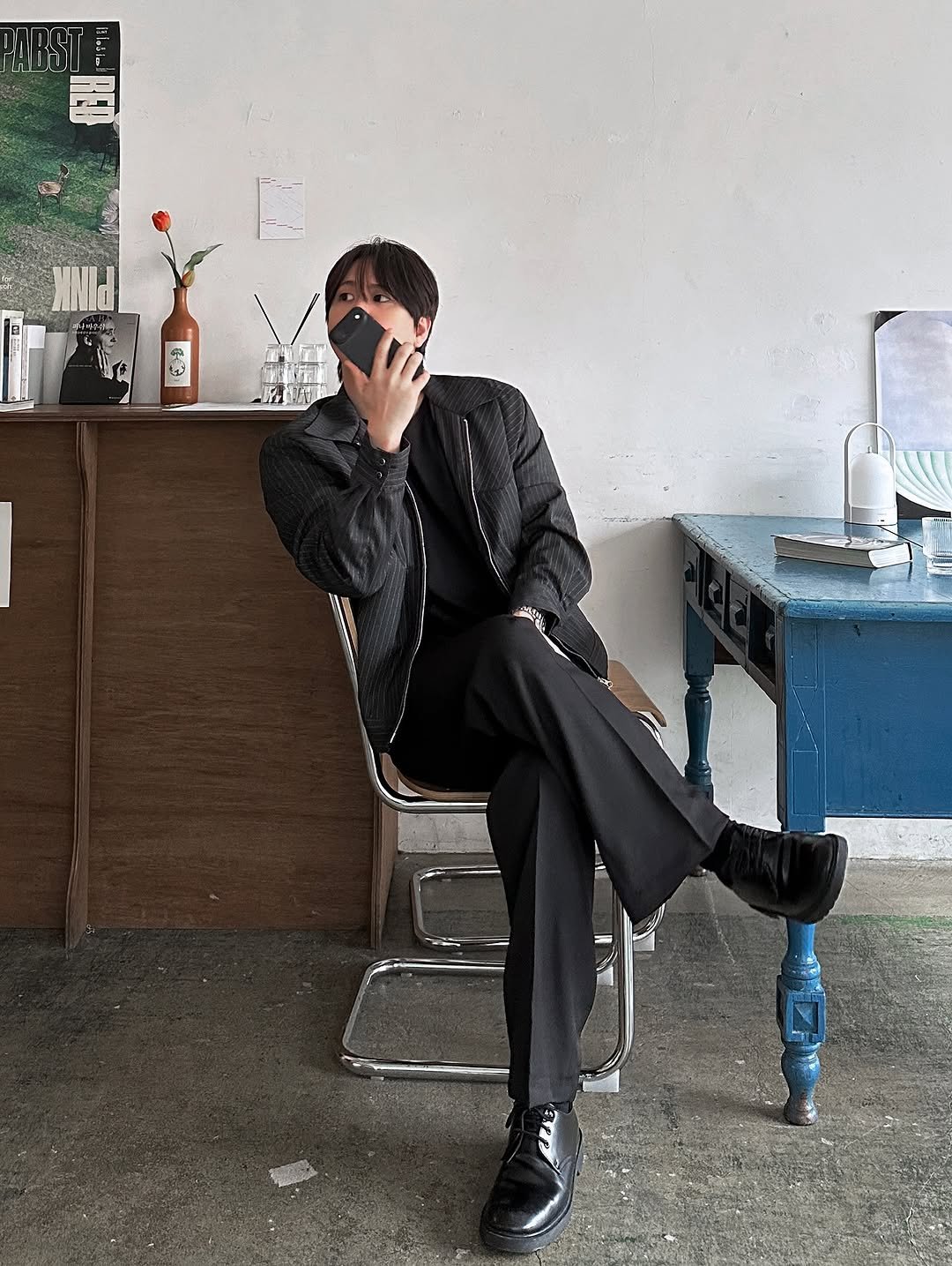 Photo shared by 이승훈 SƐAN | 로사뷔노 on October 23, 2025 tagging @rosavinofficial. May be an image of phone, wingtip shoes, cigarette and text.