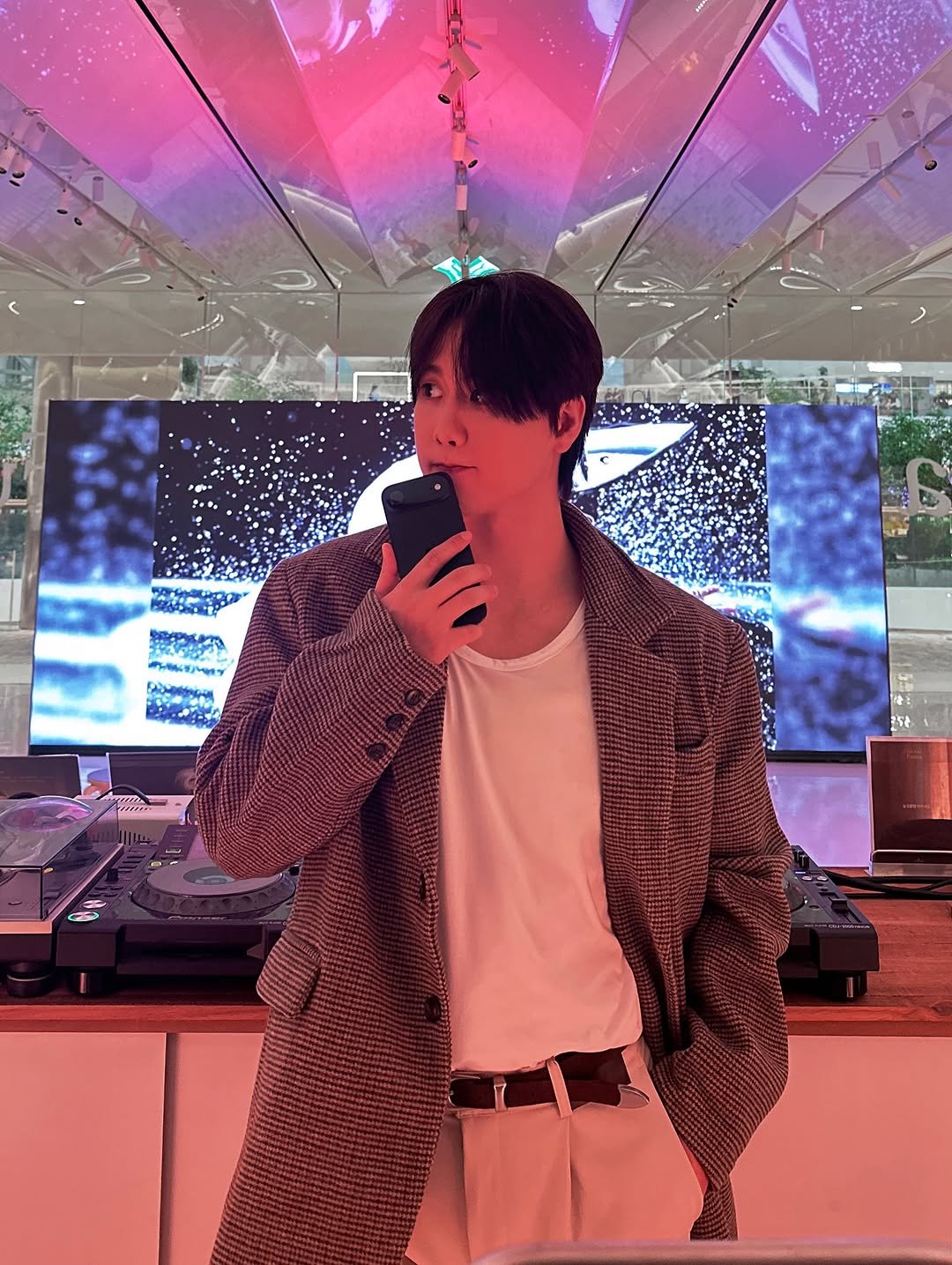 Photo shared by 이승훈 SƐAN | 로사뷔노 on October 28, 2025 tagging @fujiikaze, and @rosavinofficial. May be an image of one or more people, bangs, overcoat, top, bath robe, bolo tie and text.