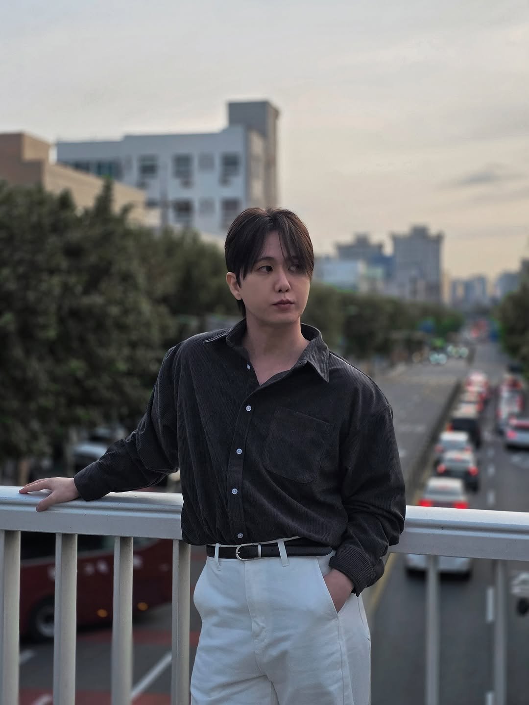 Photo shared by 이승훈 SƐAN | 로사뷔노 on November 02, 2025 tagging @brandsalon_office, @brandsalon_, and @otherfits_. May be an image of one or more people, hair, bolo tie, outdoors and text.