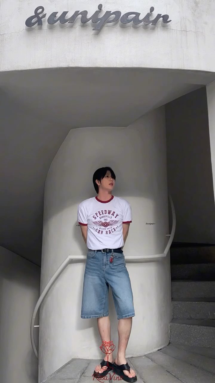Seanism_ 게시물 이미지: 코디는 마음에 드는데
카메라만 켜면 뚝딱이가 되.