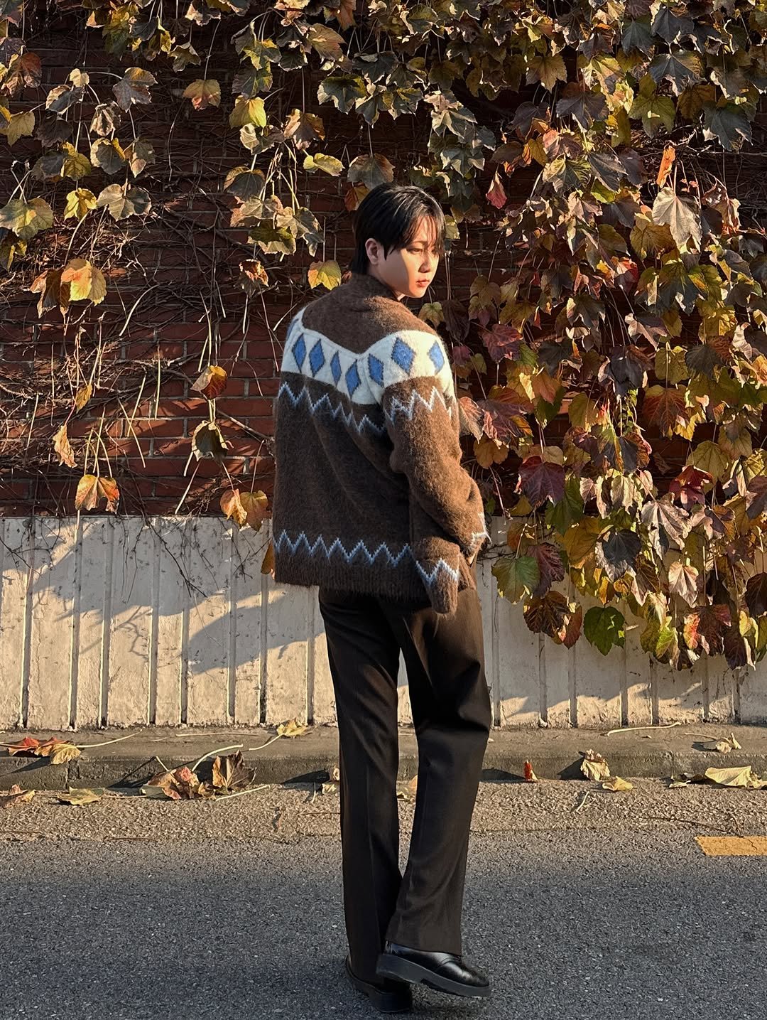 Photo shared by 이승훈 SƐAN | 로사뷔노 on November 18, 2025 tagging @rosavinofficial. May be an image of duffle coat, overcoat, jacket, ivy and text.