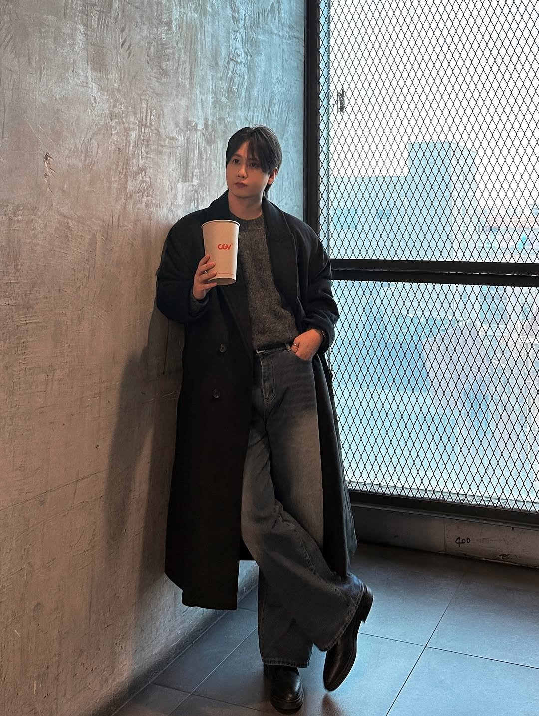 Photo shared by 이승훈 SƐAN | 로사뷔노 on January 07, 2026 tagging @cgv_korea, and @rosavinofficial. May be an image of duffle coat, overcoat, bath robe, robe, cloak, suit, cornflower and text.