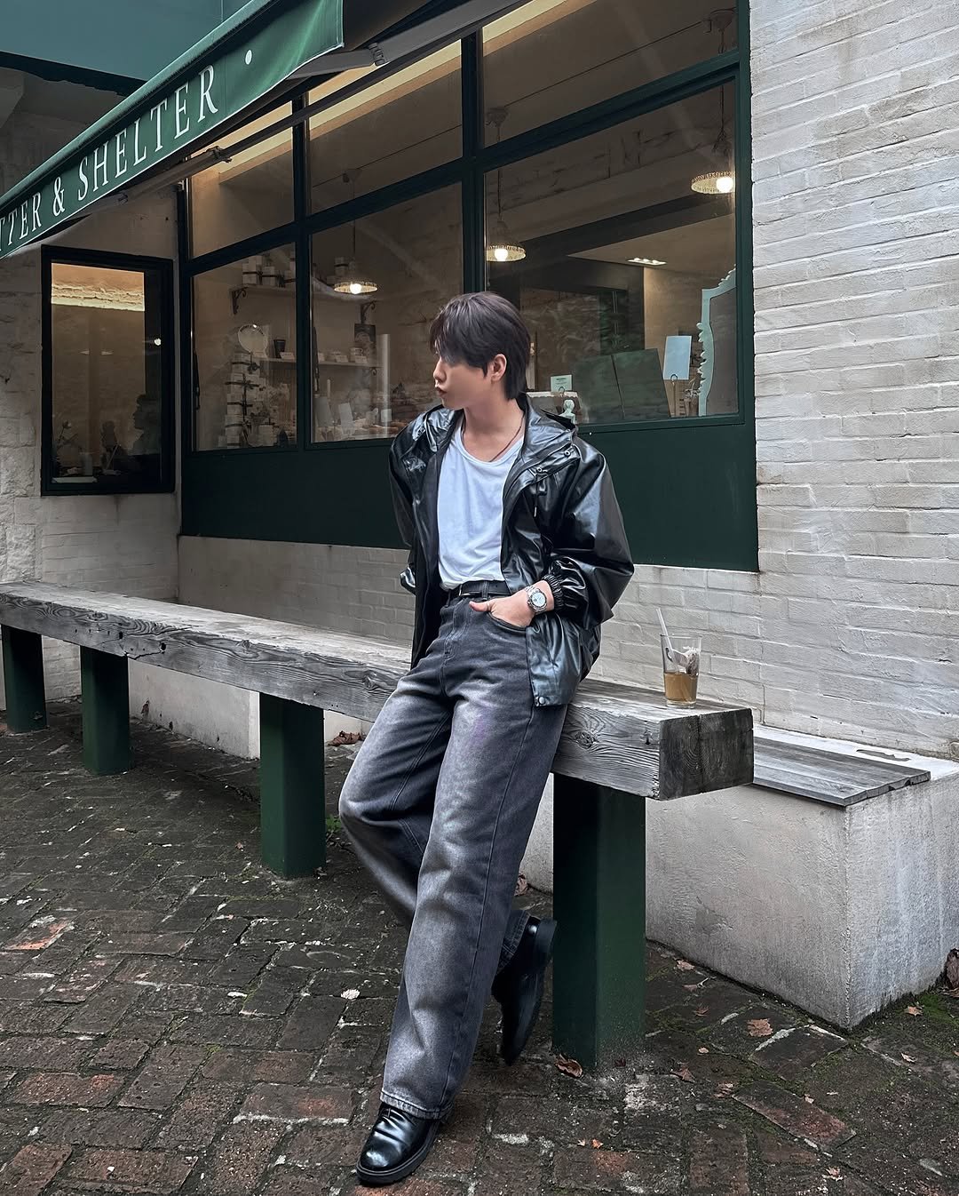 Photo shared by 이승훈 SƐAN | 로사뷔노 on November 05, 2025 tagging @rosavinofficial. May be an image of duffle coat, overcoat, wingtip shoes, jacket, parka and text.