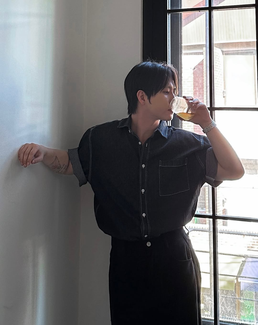 Photo shared by 이승훈 | 로사뷔노 on August 04, 2025 tagging @tvxq.official, @houseofvinyl_yeonhui, and @rosavinofficial. May be an image of 1 person, bolo tie, kilt and text.