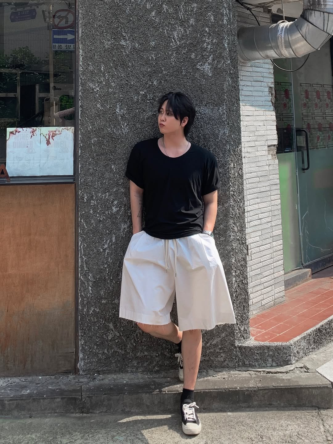 Photo shared by 이승훈 | 로사뷔노 on August 07, 2025 tagging @rosavinofficial. May be an image of 1 person, kilt, shorts and text.