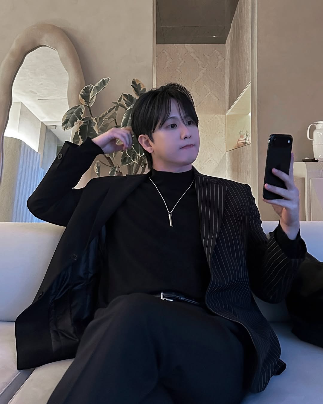 Photo shared by 이승훈 SƐAN | 로사뷔노 on December 01, 2025 tagging @rosavinofficial, and @hoheben. May be a selfie of phone, bolo tie and text.