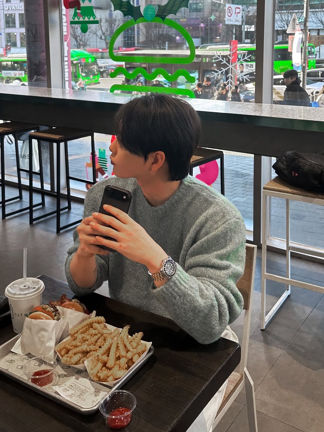 Photo shared by 이승훈 SƐAN | 로사뷔노 on January 15, 2026 tagging @shakeshack, @shakeshackkr, and @rosavinofficial. May be an image of burger, french fries and text.