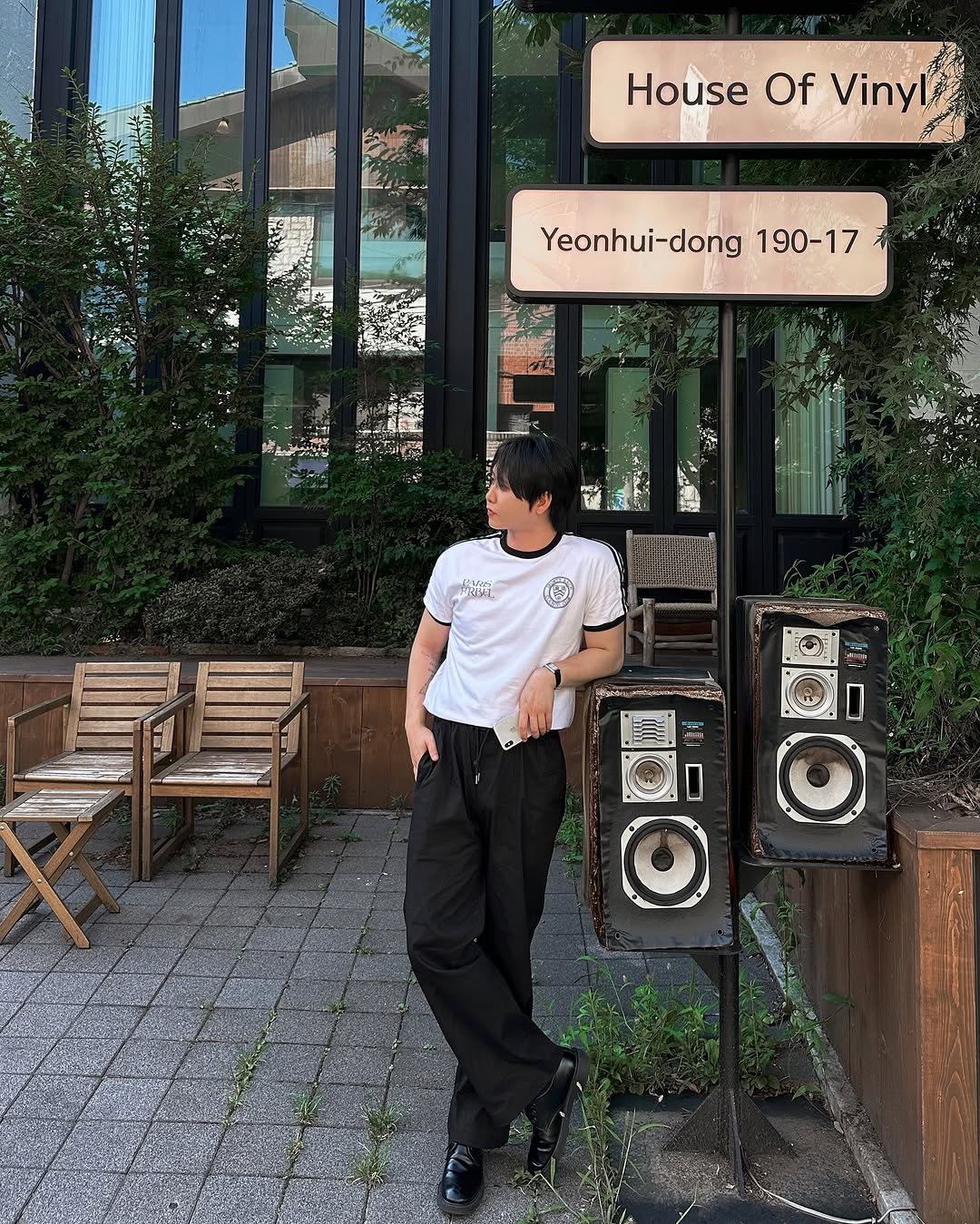 Photo shared by 이승훈 | 로사뷔노 on July 25, 2025 tagging @houseofvinyl_yeonhui, and @rosavinofficial. May be an image of 1 person, telephone, cornflower and text.